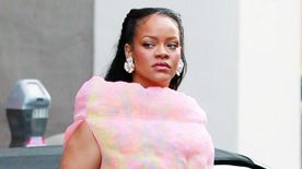 Rihanna vattacukornak öltözött: extravagáns ruhában mutatta meg hatalmas terheshasát - FOTÓ
