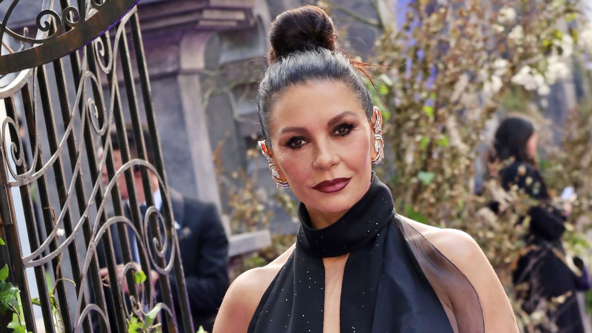 Morticia Addams visszatér: a gótikus stílus uralja az őszi kifutókat