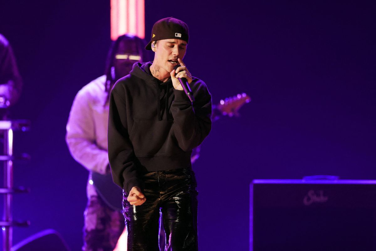 LAS VEGAS, NEVADA - APRIL 03: Justin Bieber performs onstage during the 64th Annual GRAMMY Awards at MGM Grand Garden Arena on April 03, 2022 in Las Vegas, Nevada.   Rich Fury/Getty Images for The Recording Academy/AFP (Photo by Rich Fury / GETTY IMAGES NORTH AMERICA / Getty Images via AFP)