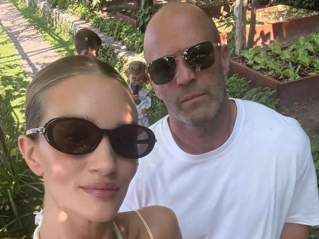 Jason Statham és menyasszonya, Rosie Huntington-Whiteley a csodálatos Positanóból jelentkeztek be Instagramon. A Villa Treville-ben szálltak meg, ahol egy éjszaka egy főnek a 600 ezer forinthoz közelít.