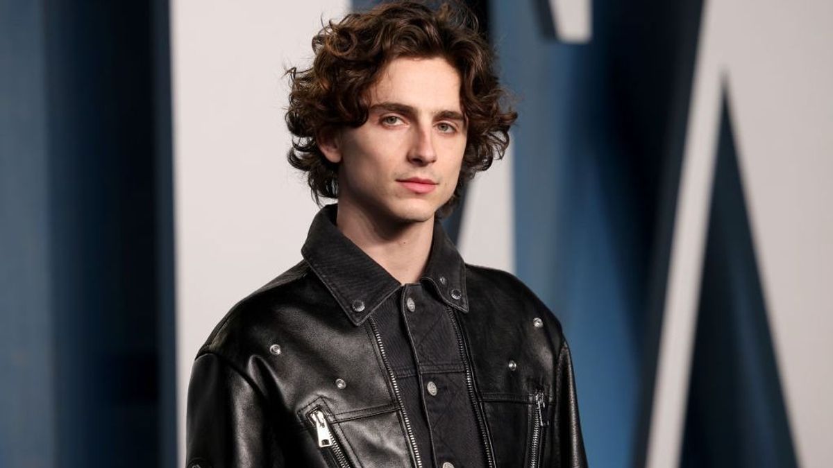 Rettenetesen néz ki Timothée Chalamet — A színész kis bajuszkájával, szemüvegesen próbálja elcsábítani Gwyneth Paltrow-t— VIDEÓ