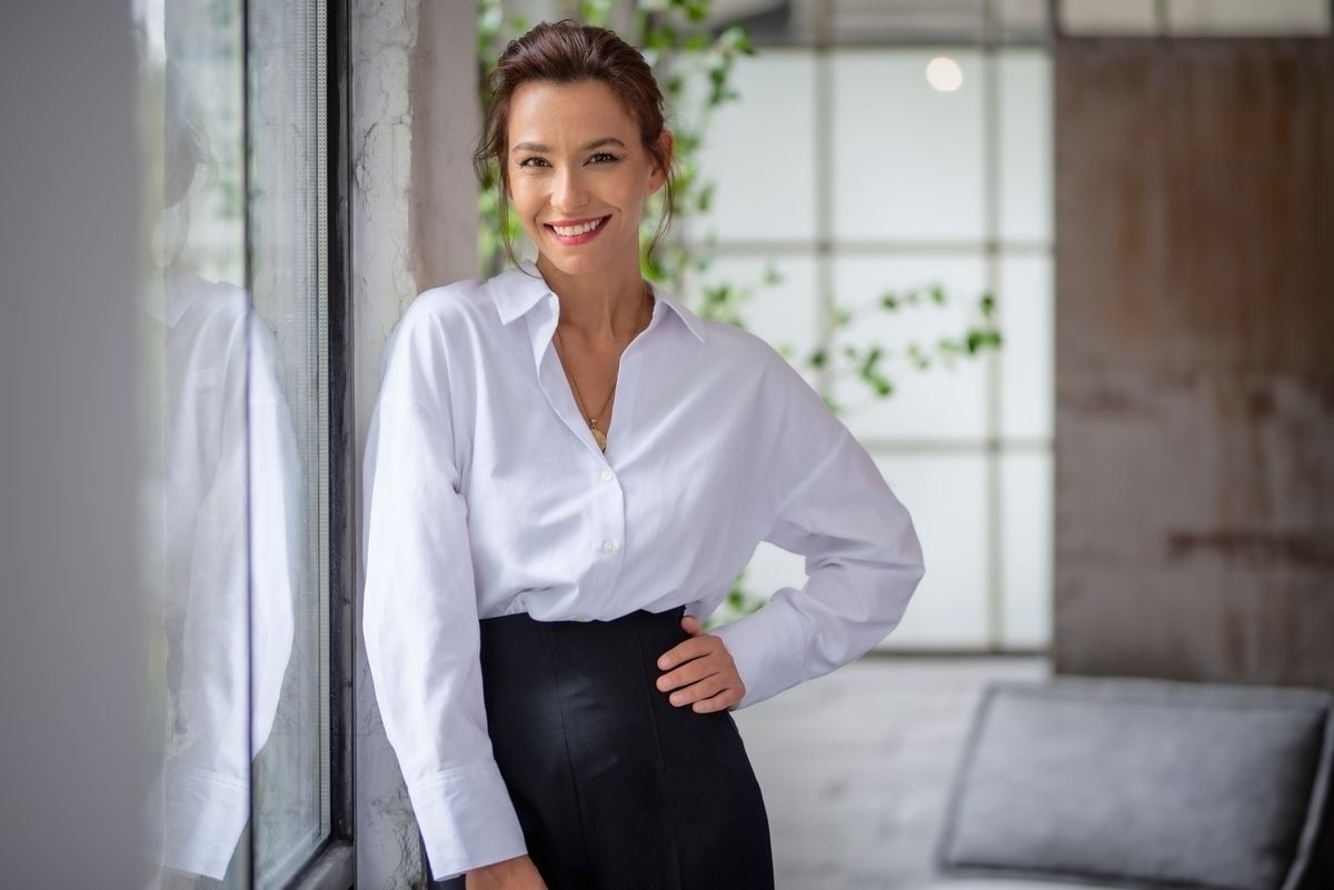 Tökéletes outfit egy állásinterjúra: fekete szoknya fehér ing