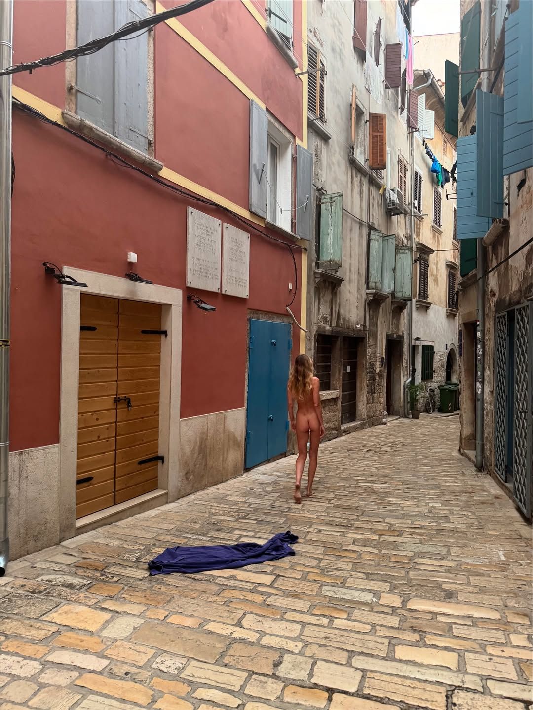 Mihalik Enikő Rovinj óvárosában, meztelenül