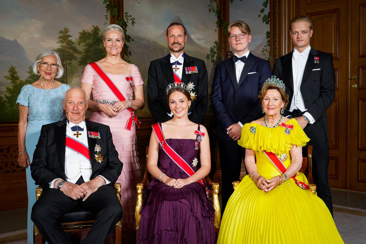 A norvég királyi család — A jobb szélen fenn Marius Borg Høiby