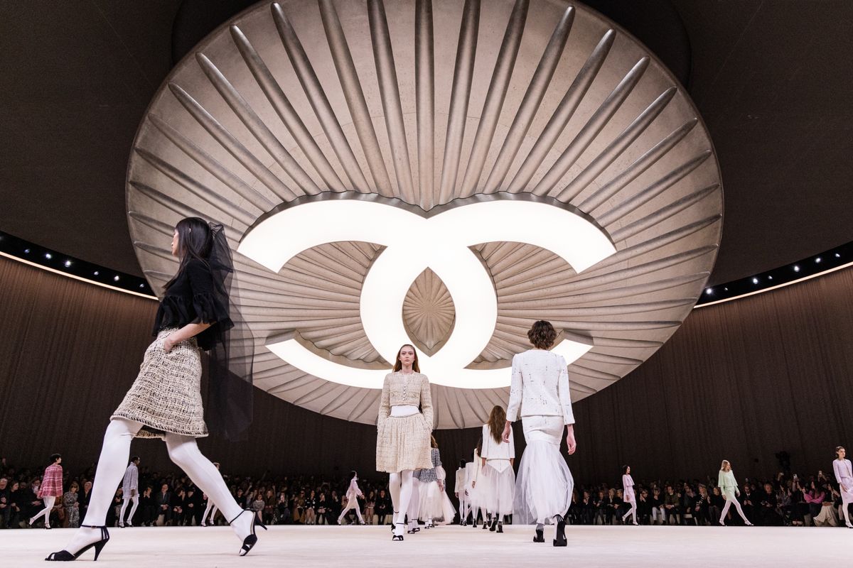 PARIS, FRANCE - JANUARY 23: (EDITORIAL USE ONLY - For Non-Editorial use please seek approval from Fashion House) Models walks the runway during the Chanel Haute Couture Spring/Summer 2024 show as part of Paris Fashion Week on January 23, 2024 in Paris, France. (Photo by Peter White/Getty Images)