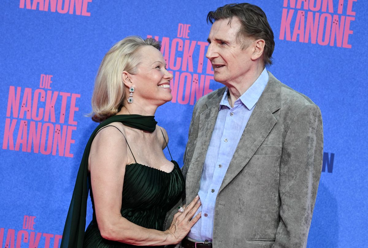  Pamela Anderson és Liam Neeson között szemmel láthatóan megvan a kémia
