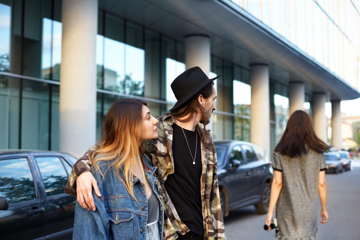 Engem néz a barátnőm pasija