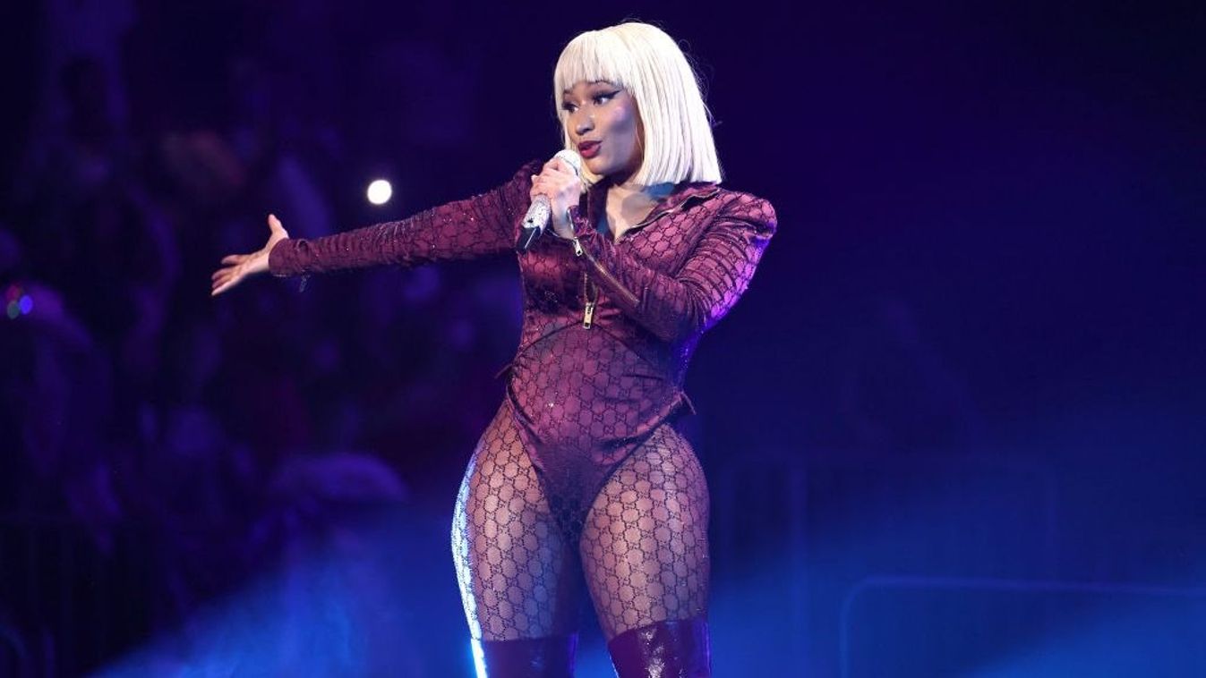 NEW YORK, Nicki Minaj, póz, guggolás, fekete ruhában