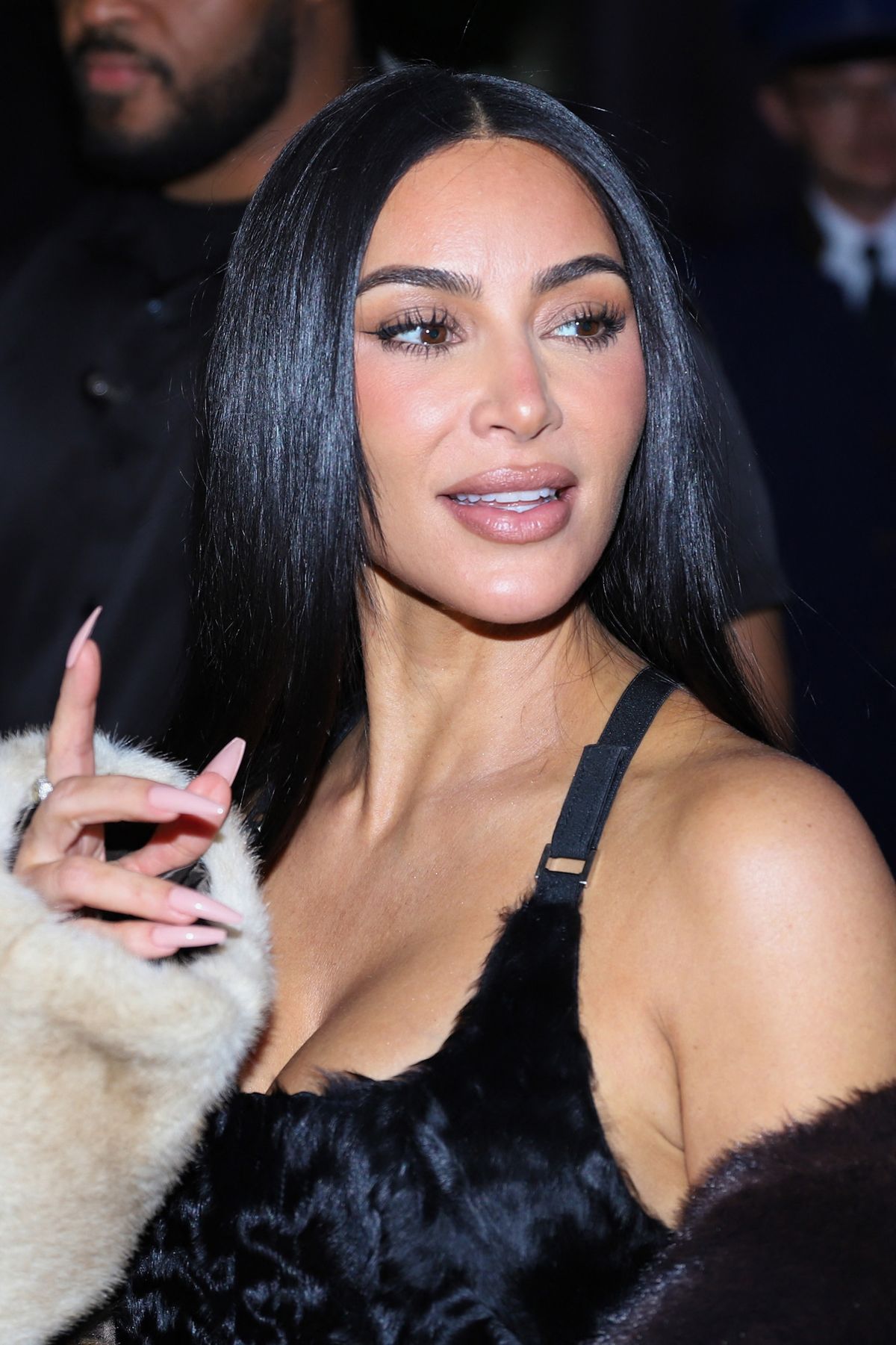 Kim Kardashian et sa mère Kris Jenner sortent du restaurant Ferdi et retournent à l'hôtel Ritz à Paris le 14 mai 2025 © Yoann Ouahcene / Bestimage Kim Kardashian and her mother Kris Jenner leave the Ferdi restaurant and return to the Ritz hotel in Paris on 14 May 2025.