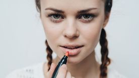 Alkoholos filctollal sminkelnek a nők – Újabb egészségre veszélyes TikTok-trend terjed
