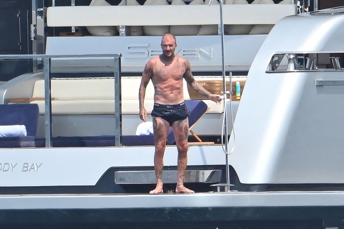 Exclusif - Prix Spécial - No web - David et Victoria Beckham, avec leur fils Cruz Beckham et sa compagne Jackie Apostel poursuivent leurs vacances sur le yacht Bloody Bay au large de Saint-Tropez, le 6 août 2025. Entre deux baignades, Cruz Beckham jouait de la guitare pour sa chère et tendre, allongée près de lui. De son côté, Victoria Beckham ne manquait pas de prendre David Beckham en photo, toujours aussi amoureuse, 26 ans après leur mariage. Exclusive - Special Price - No web - David and Victoria Beckham, with their son Cruz Beckham and his partner Jackie Apostel, continue their vacation on the yacht Bloody Bay off the coast of Saint-Tropez, on August 6, 2025. Between swims, Cruz Beckham played guitar for his beloved, who was lying next to him. For her part, Victoria Beckham made sure to take pictures of David Beckham, still as in love as ever, 26 years after their marriage.