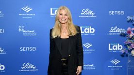 44 évvel fiatalabb férfiak udvarolnak a 71 éves Christie Brinkleynek - Fotó!
