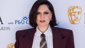 Hat héttel az operáció után ismét kórházban a mellrákkal küzdő énekesnő — Jessie J műtét utáni szövődményekkel küzd
