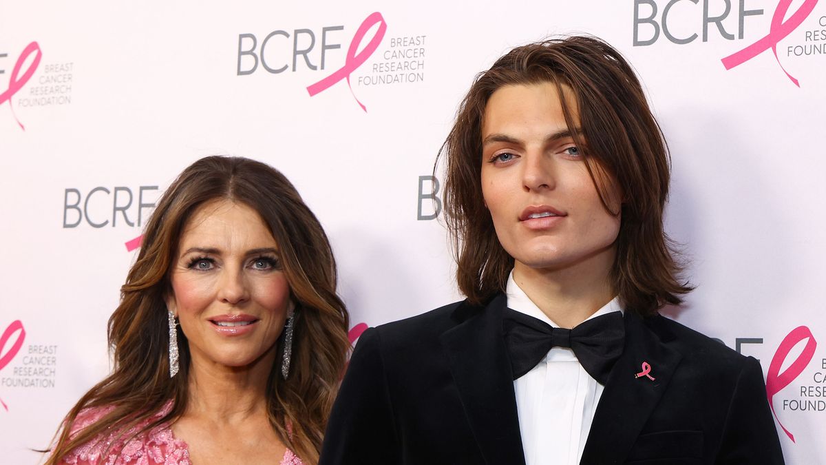 A kereset szerint a sajtó munkatársai ellopták Elizabeth Hurley orvosi adatait, miközben a fiával, Damiennel volt várandós