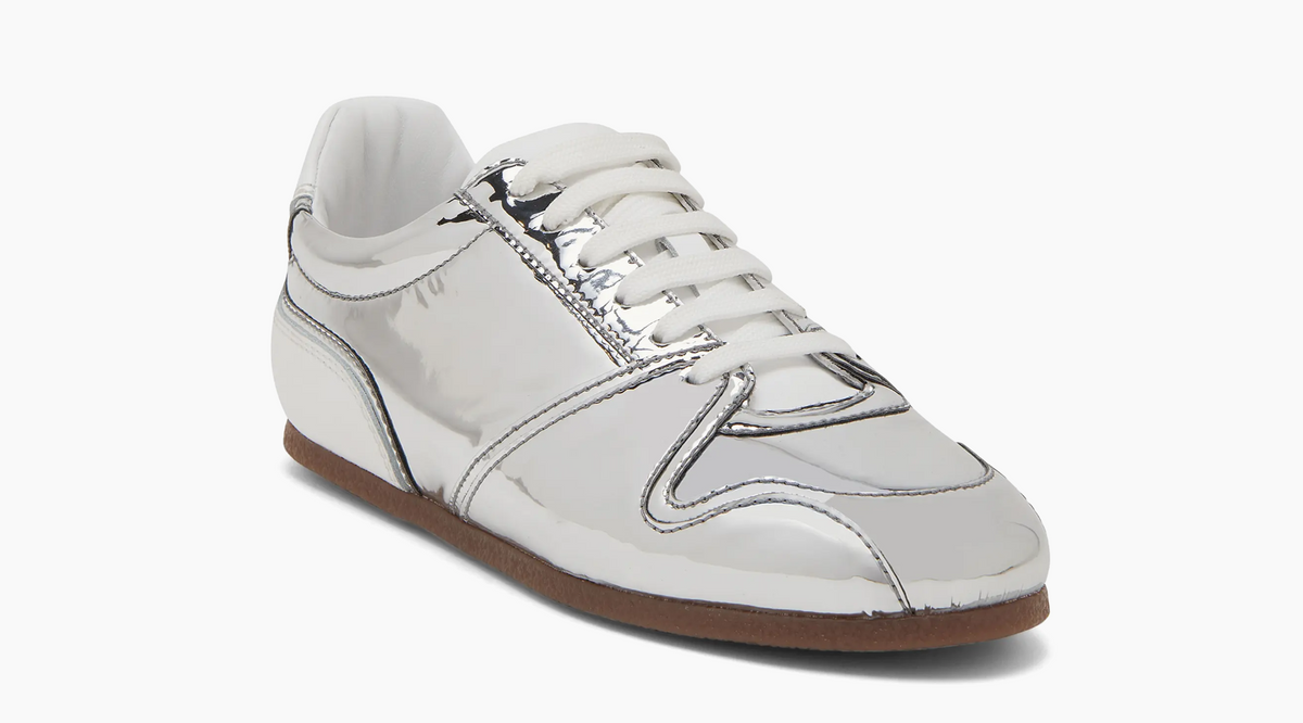 A fémes sneaker is divat lesz. 