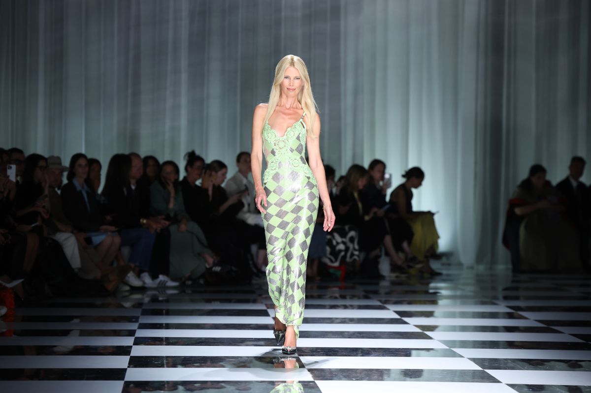 Claudia Schiffer a milánói fashion week show-n 2023-ban, a Versace divatbemutatóján