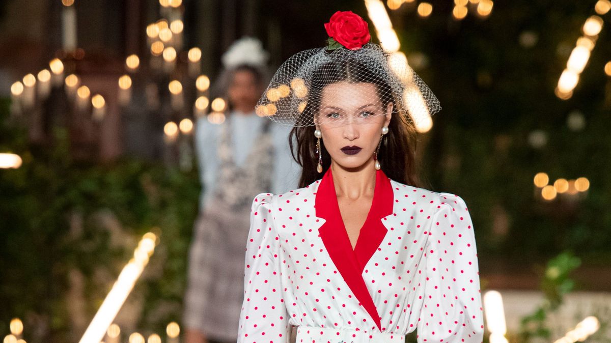 A pöttyös ruha újra divatban van és Bella Hadid is imádja!
