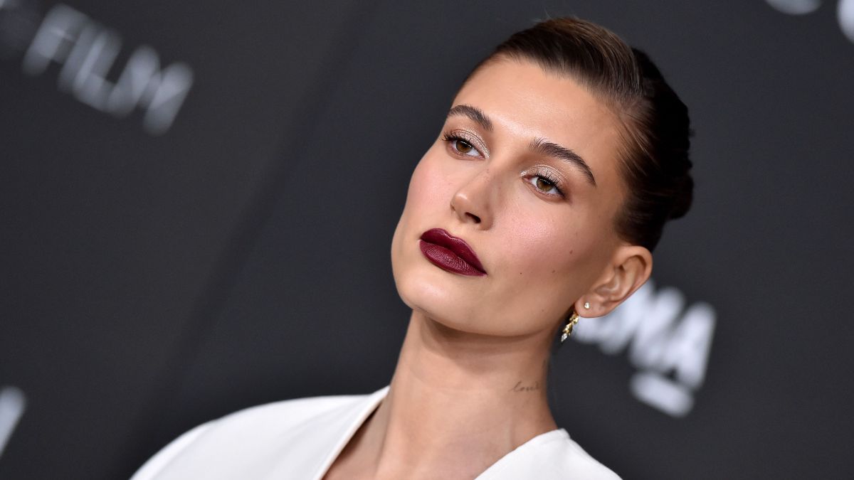 Hailey Bieber egy rendkívül kockázatos arcápolási trendet népszerűsít a közösségi méidában