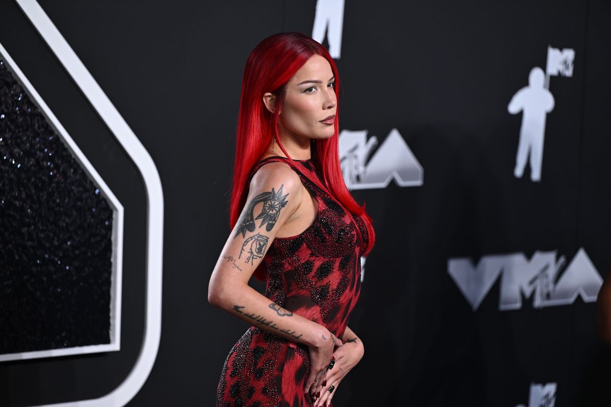 A sztár, Halsey még adományozott is endometriózis kutatásokra