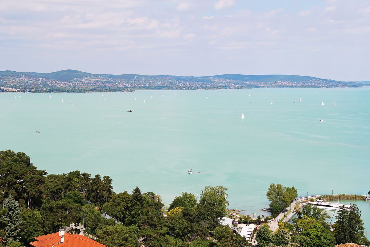 Az augusztusi időjárás nem lesz mindig olyan meleg, hogy strandolni tudjunk a Balatonnál