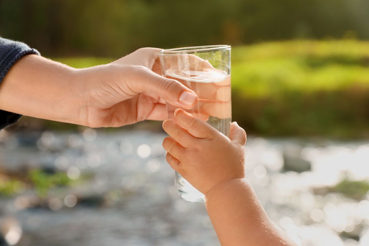 A nők és gyerekek hajlamosabbak a vízivás elhanyagolására, mint a férfiak