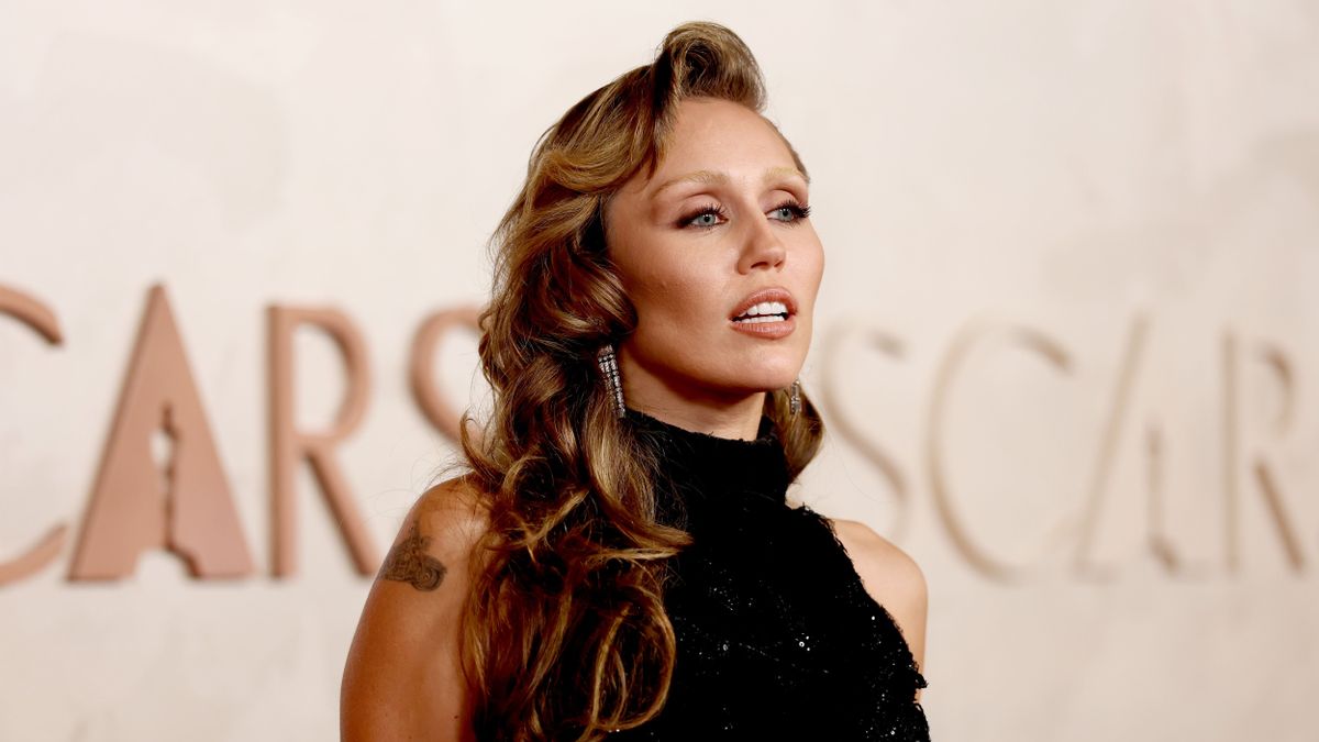 Miley Cyrus tabudöntögető fekete hálószobájánál ma nem látsz merészebbet