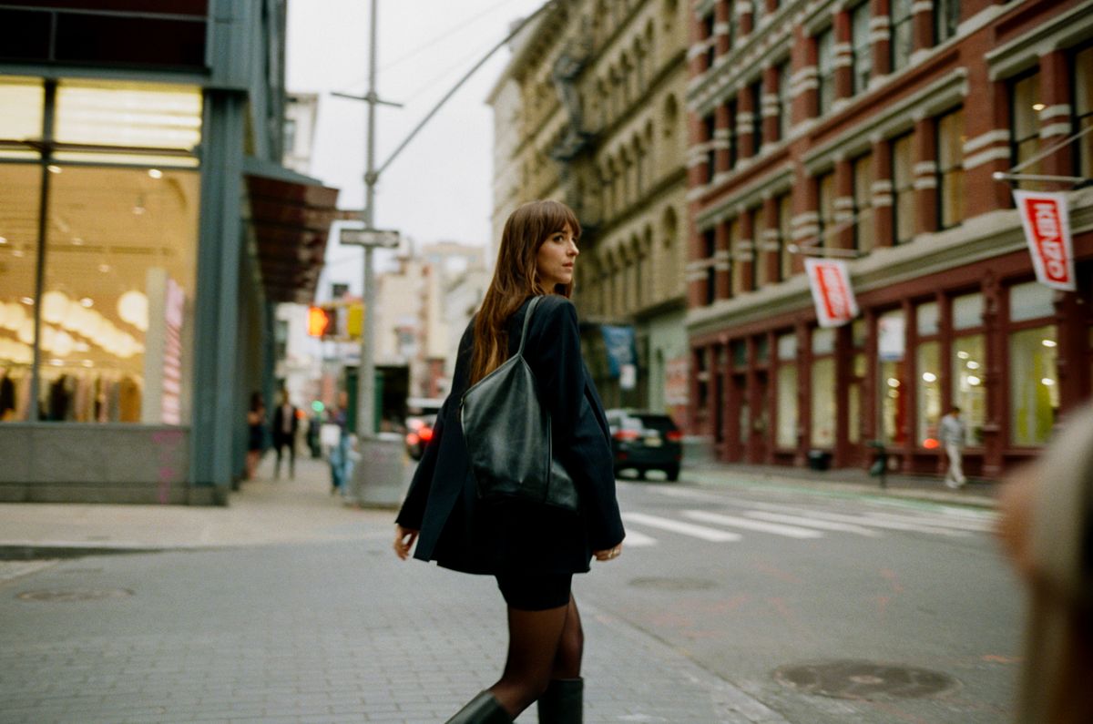divat, dakota johnson, outfit