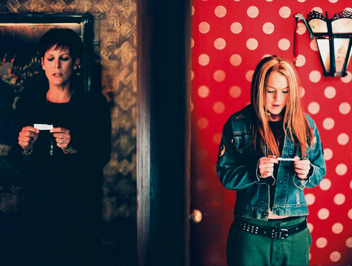KPA62431.jpg
FREAKY FRIDAY / 
USA 2003 / Mark S. Waters
Tess Coleman (JAMIE LEE CURTIS) und Anna (LINDSAY LOHAN)  #
||rights=ED