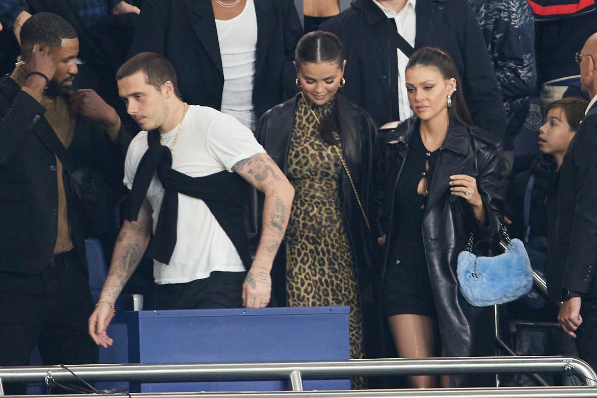 Selena Gomez, Brooklyn Beckham et sa femme Nicola Peltz - People dans les tribunes lors du match de football Ligue 1 Uber Eats opposant le Paris Saint-Germain PSG à l'OM (4-0) Nice au Parc des Princes à Paris le 24 septembre 2023. © Cyril Moreau/Bestimage People in the stands during the Ligue 1 Uber Eats football match between Paris Saint-Germain PSG and OM Nice (4-0) at the Parc des Princes in Paris on September 24, 2023.