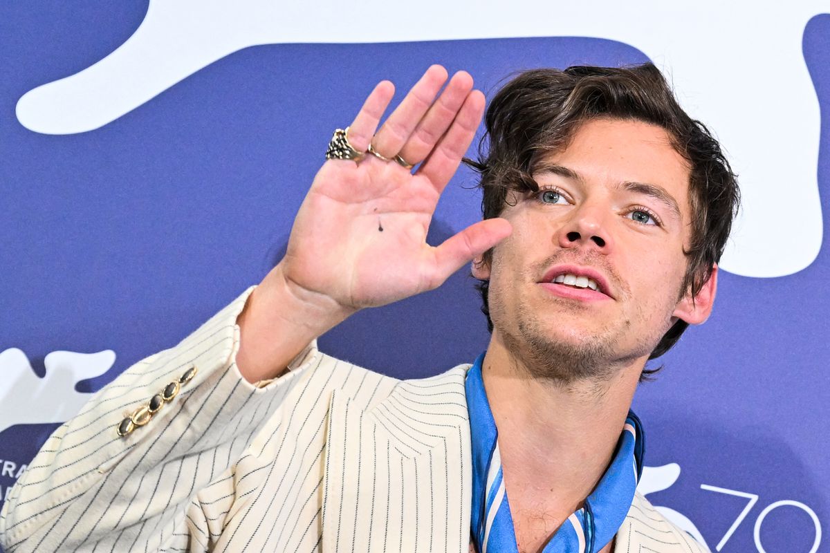 Harry Styles Rómában sétát kézenfogva egy ismert színésznővel