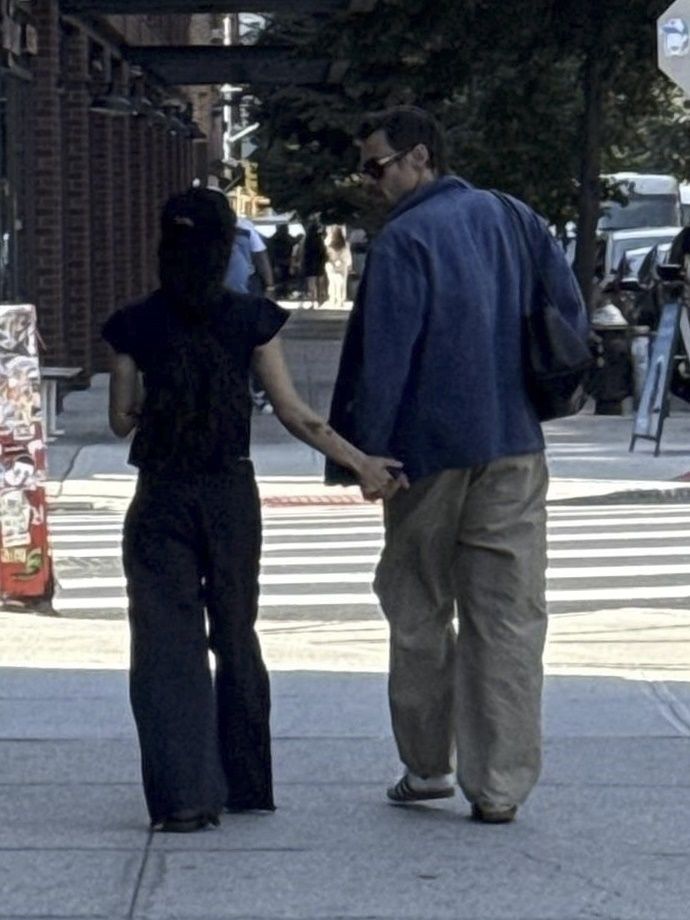 *PREMIUM-EXCLUSIVE* Brooklyn, NY    NEW COUPLE ALERT! Harry Styles and Zoe Kravitz walked hand-in-hand through Brooklyn today! Harry was in full storyteller mode, Zoe laughing and utterly charmed as the two strolled towards the river.

*UK Clients - Pictures Containing Children
Please Pixelate Face Prior To Publication*,Image: 1033949676, License: Rights-managed, Restrictions: , Model Release: no, Pictured: Harry Styles, Zoe Kravitz