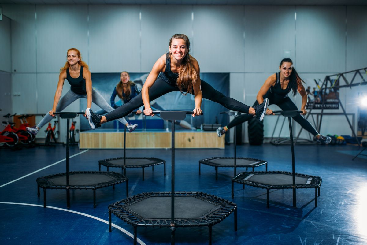 fitnesz edzésen a nők trambulinon ugrálnak
