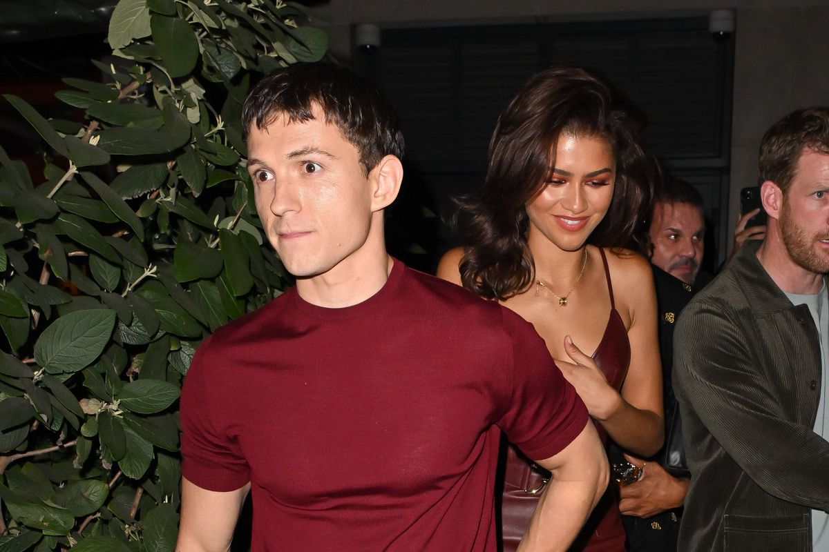 Tom Holland és Zendaya  NEW YORK, NEW YORK - OCTOBER 24: Tom Holland and Zendaya are seen leaving the Corner Bar on October 24, 2024 in New York City. (Photo by James Devaney/GC Images)