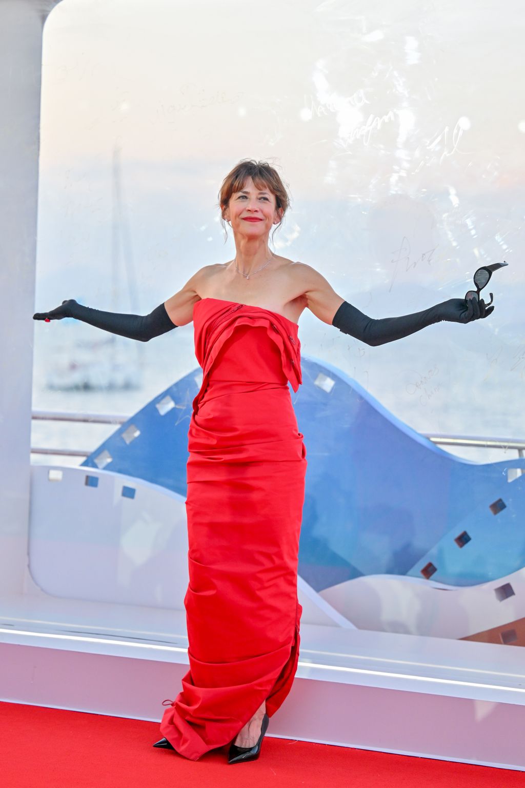 Sophie Marceau dívaként tündököl a vörös szőnyegen.