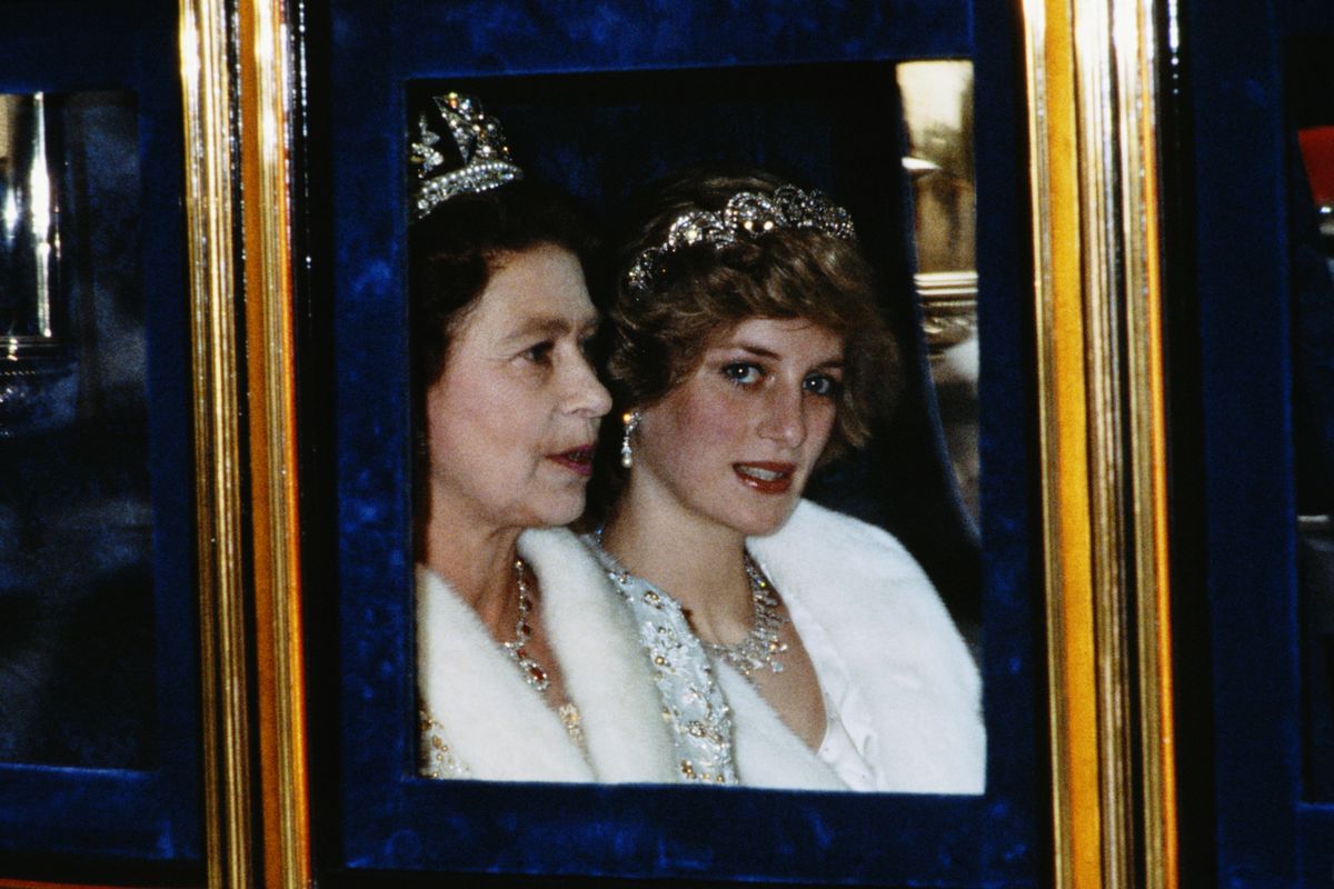 Diana hercegné, Erzsébet királynő 1982 novemberében.