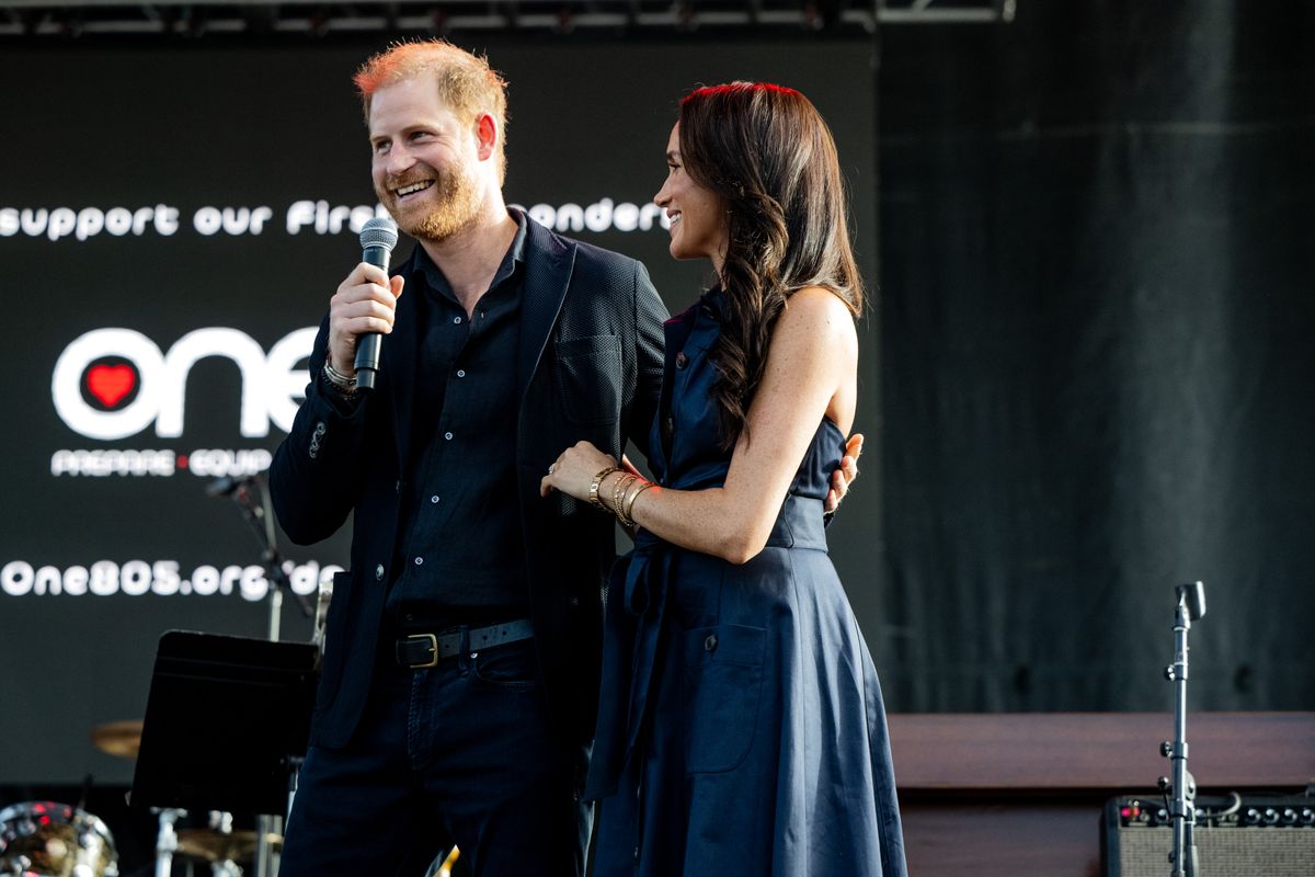 Meghan Markle és Harry herceg részt vettek Kevin Costner One805LIVE! elnevezésű jótékonysági koncertjén