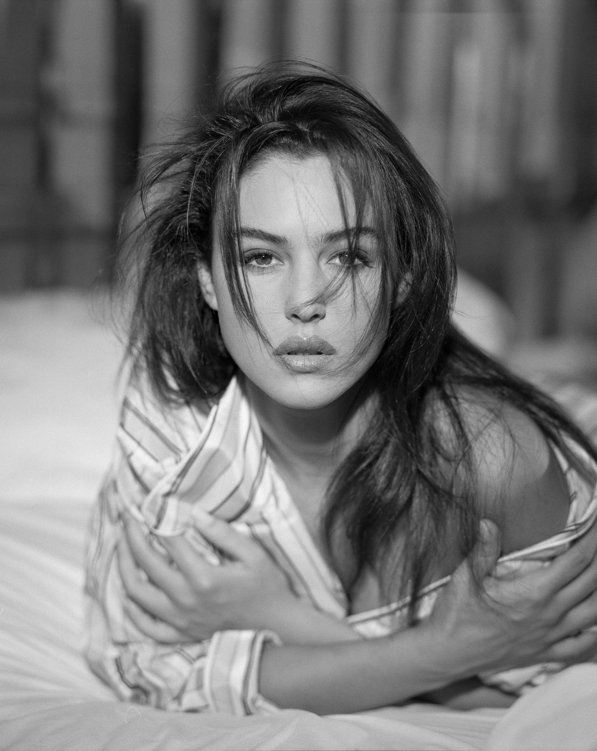 Olasz modell, Monica Bellucci az ágyban fekszik. 