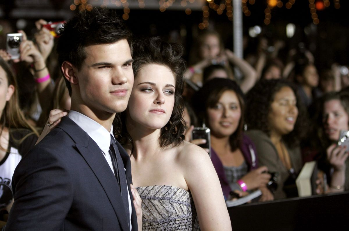 Taylor Lautner, Kristen Stewart at THE TWILIGHT SAGA NEW MOON Premiere, Mann Village and Bruin Theaters, Los Angeles, CA November 16, 2009