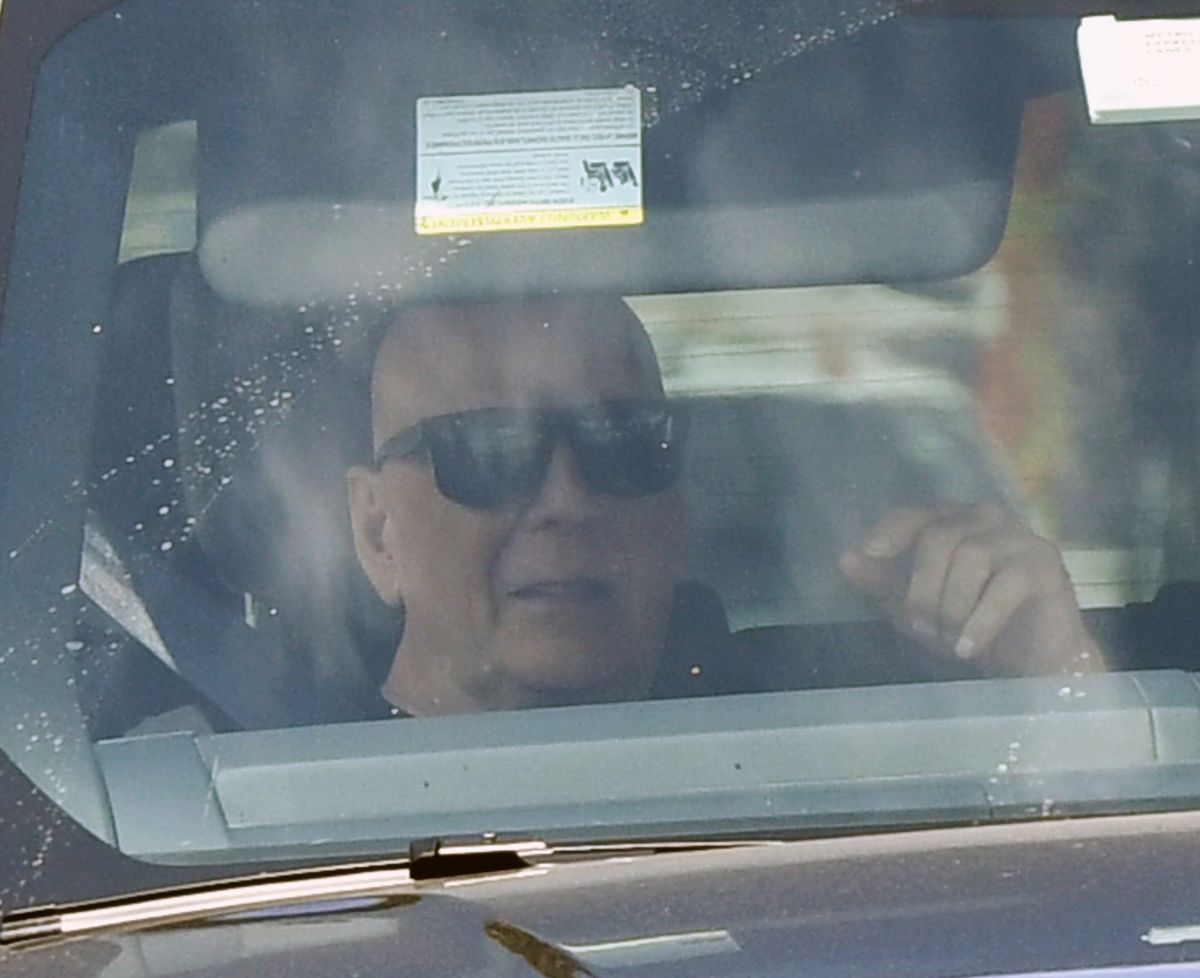  Bruce Willis autókázás közben élvezte a napsütést