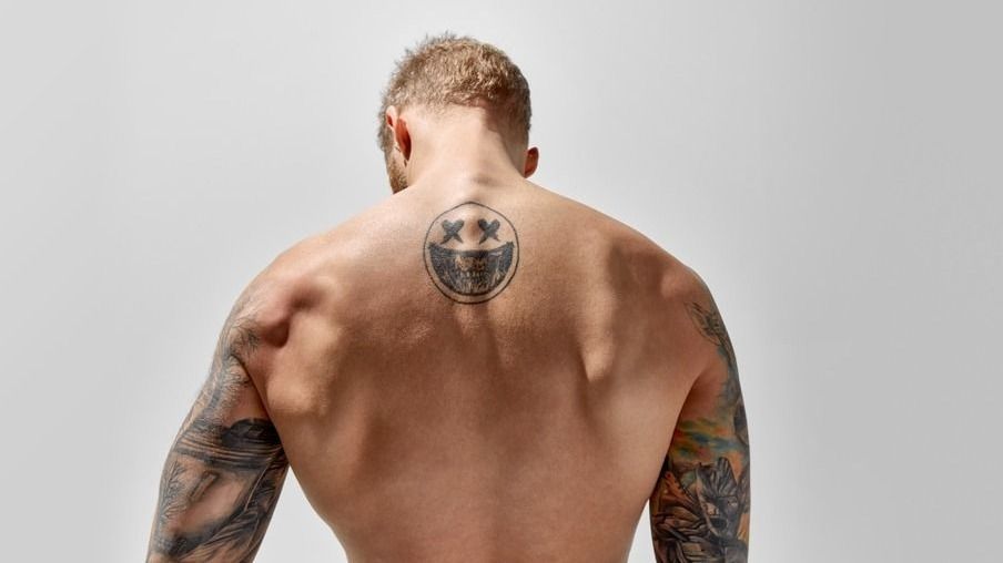 tetovált hátú férfi