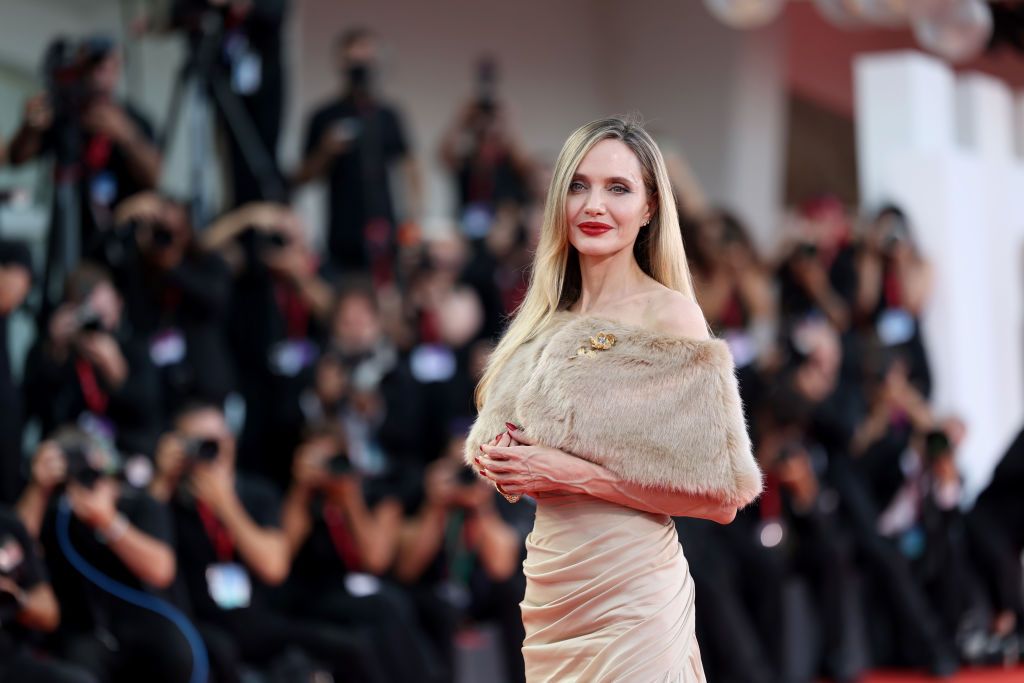 Angelina Jolie is beauty- és divathackek segítségével ragyog minden eseményen.