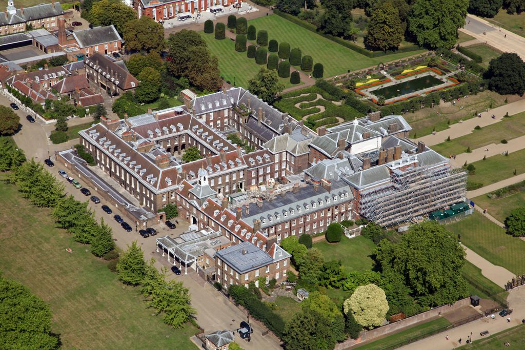 Kensington-palota 1A lakása: 2013 őszén költöztek ide Vilmosék. Ez az apartman három konyhával, 5 nappalival, számos hálószobával, és alagsori edzőteremmel rendelkezett és egy épületben volt Vilmos irodájával is.