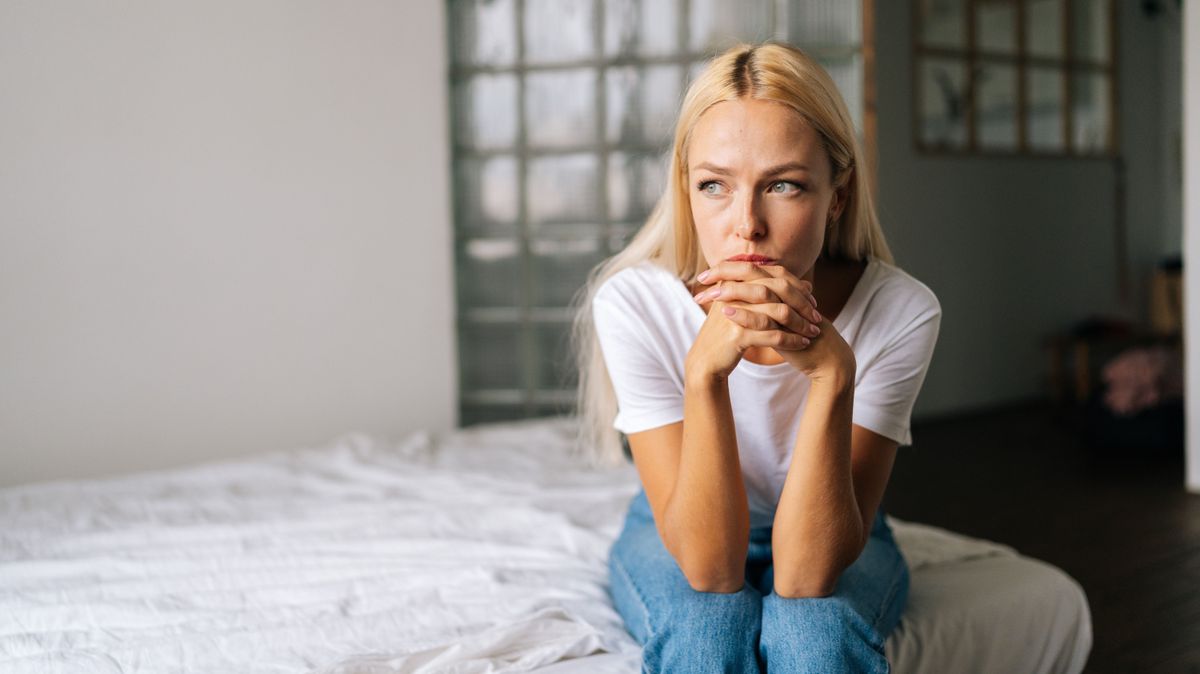 A libidó növelése lenne a célja az ágyon ülő nőnek.