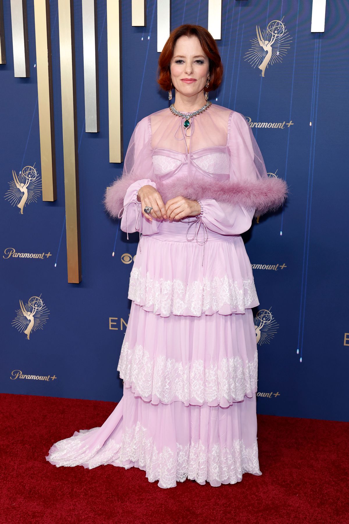 Parker Posey az Emmy 2025-ös díjátadóján