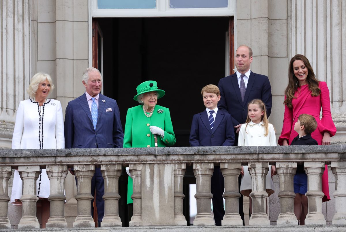 LONDON, ENGLAND - JUNE 05: (L-R) Camilla, Duchess of Cornwall, Prince Charles, Prince of Wales, Queen Elizabeth II, Prince George of Cambridge, Prince William, Duke of Cambridge, Princess Charlotte of Cambridge, Catherine, Duchess of Cambridge and Prince Louis of Cambridge on the balcony of Buckingham Palace during the Platinum Jubilee Pageant on June 05, 2022 in London, England. The Platinum Jubilee of Elizabeth II is being celebrated from June 2 to June 5, 2022, in the UK and Commonwealth to mark the 70th anniversary of the accession of Queen Elizabeth II on 6 February 1952.  (Photo by Chris Jackson/Getty Images)