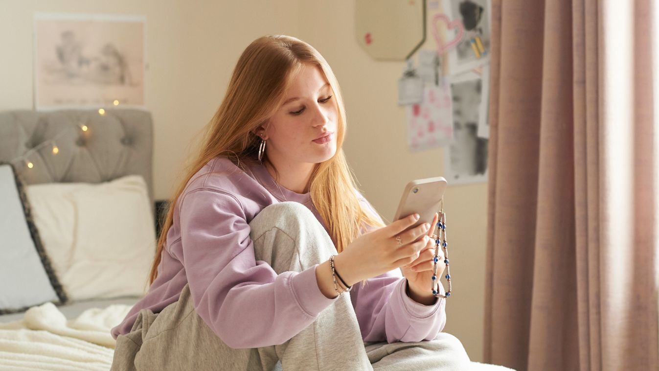 Tinédzser lány üzeneteket küld a párjának.