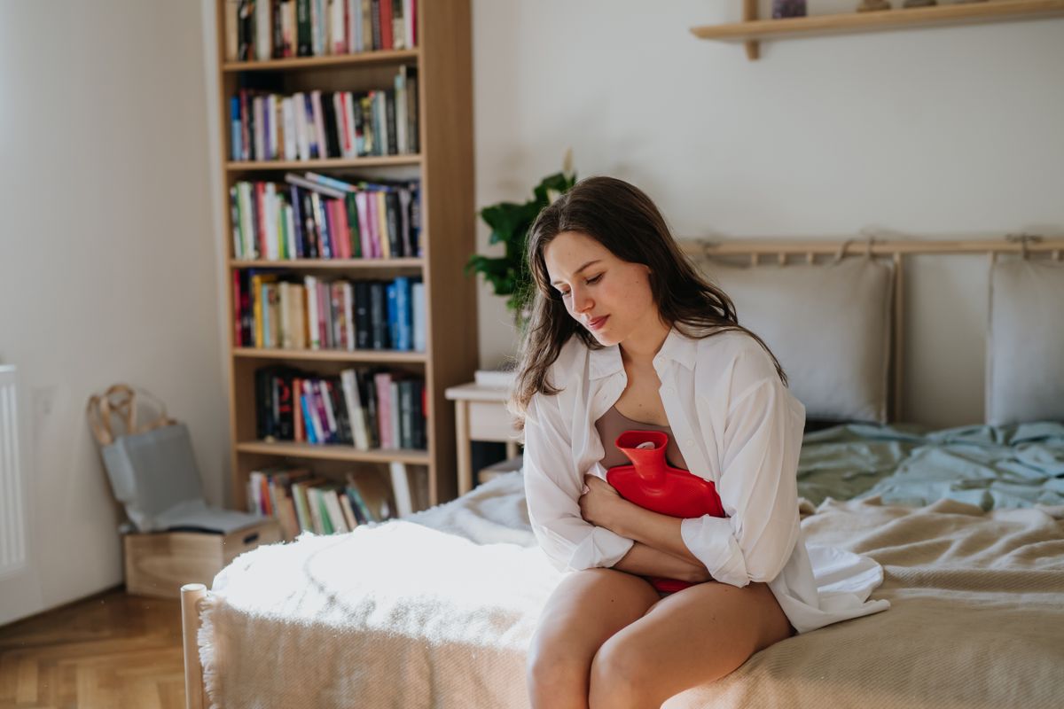 Erős intim szagokkal rendelkező menstruáló nő