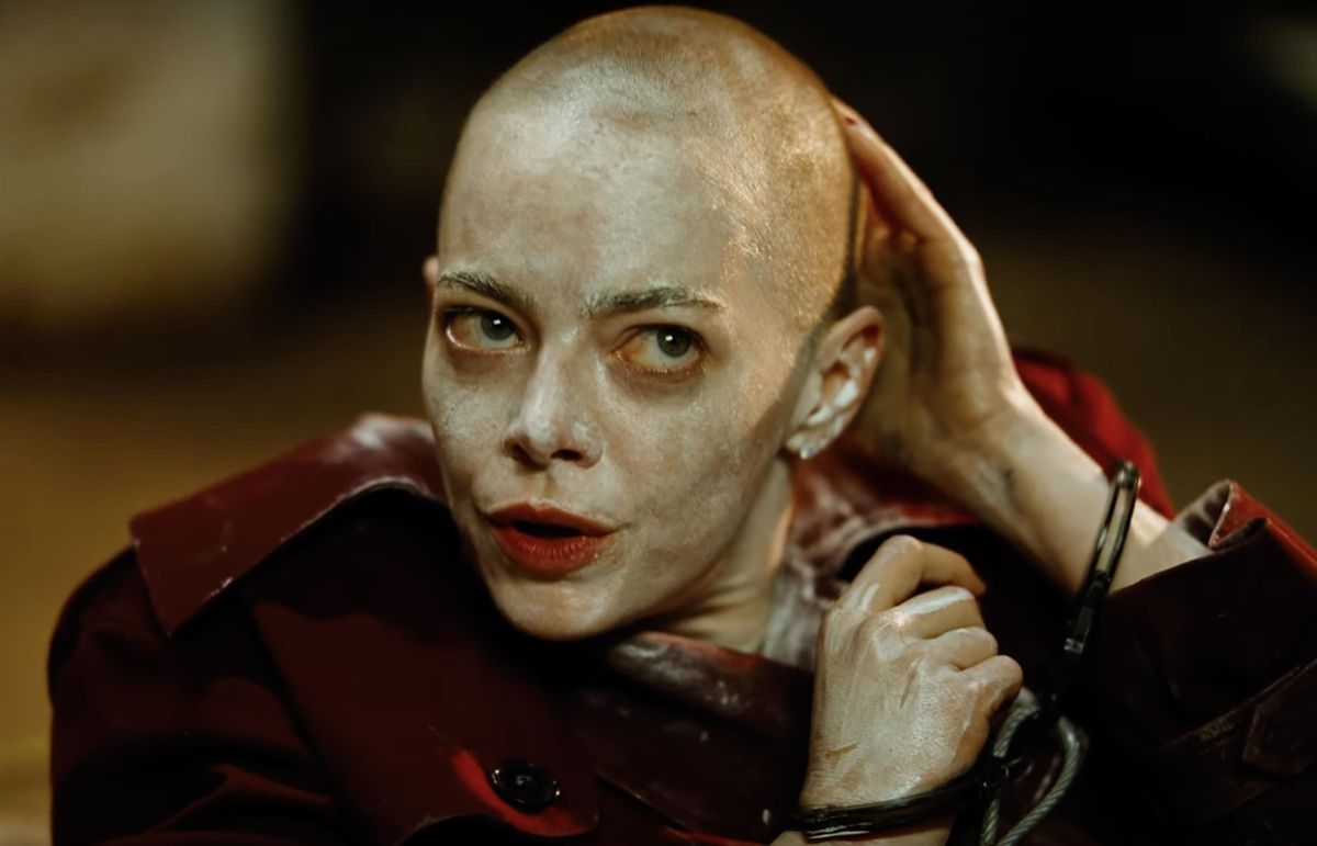 Emma Stone a kamerák előtt borotválta le a haját