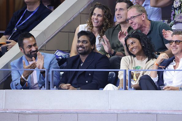Baloldalon Kal Penn, a jobb oldalon pedig Simone Ashley és az új szerelme Tim Sykes