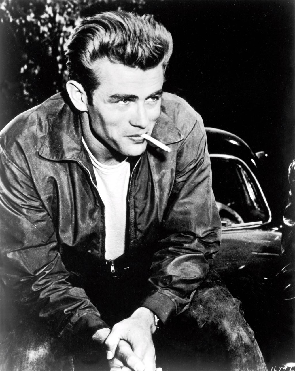 Jim Starke (James Dean) – Haragban a világgal
Az örök tini ikon, akinek lázadása a mai napig csábít, mert benne testesül meg a klasszikus „rosszfiú-romantika”.